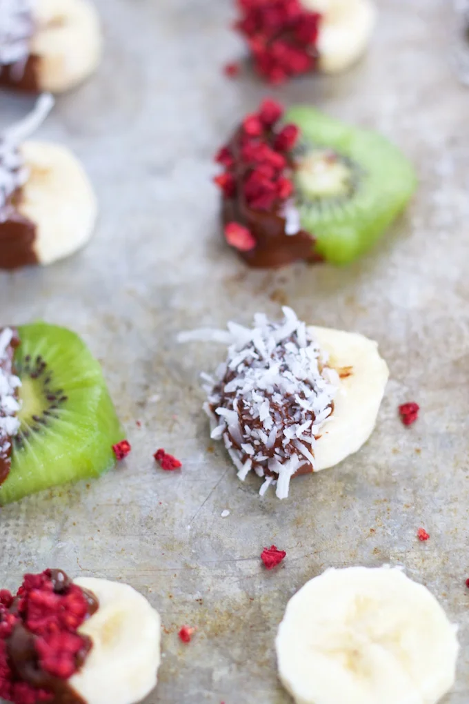 Pedazos de fruta congelada cubiertas en chocolate