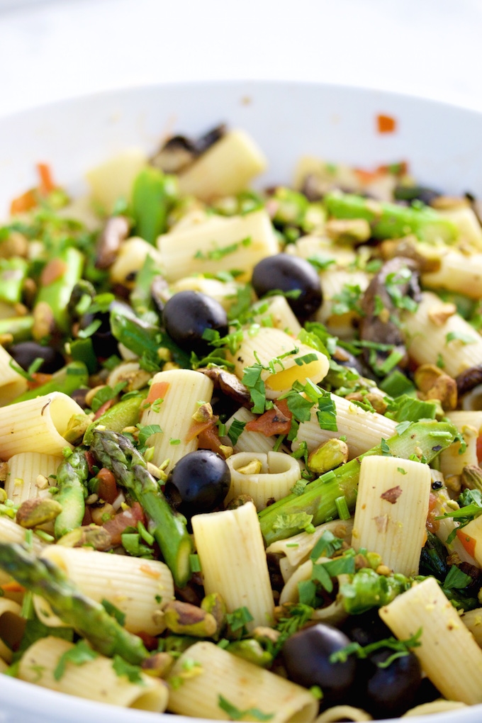 Pasta Mediterranea Con Aceitunas Negras Esparragos Y Pistaches