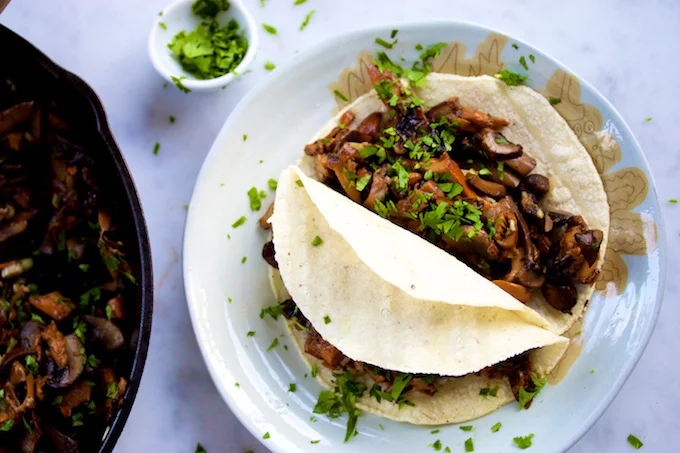 Tacos de champiñones con ajo y jalapeño,P&V