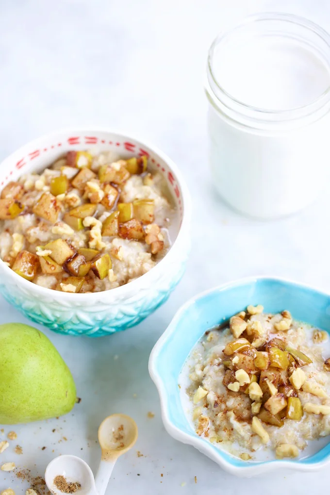 Avena y amaranto con peras caramelizadas para un desayuna perfecto y delicioso.P&V