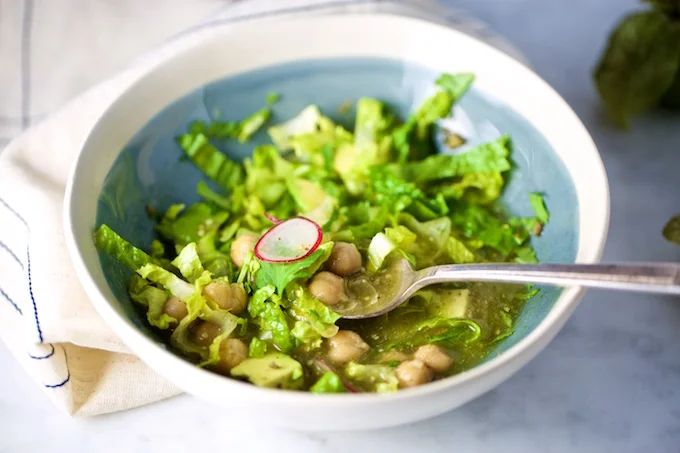 Caldo verde: Sopa mexicana con caldillo verde y con garbanzo