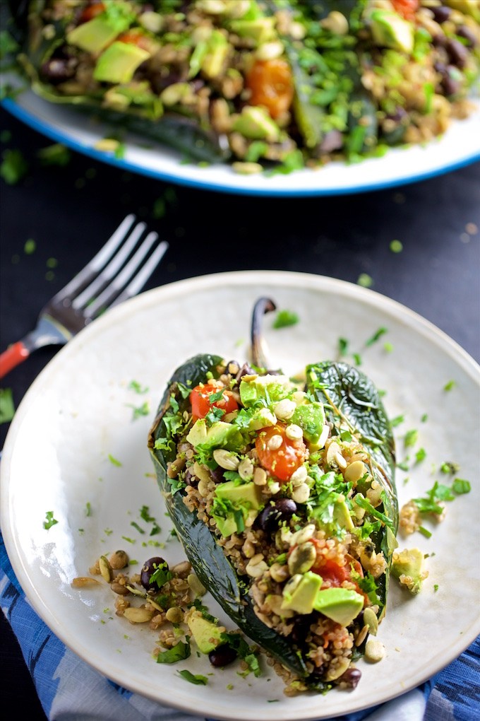 Chiles rellenos de ensalada de quinoa, receta mexicana vegana
