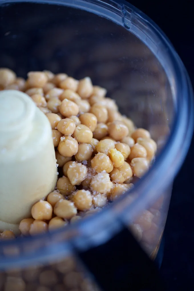 Hummus con chiles toreados, un hummus mexicano