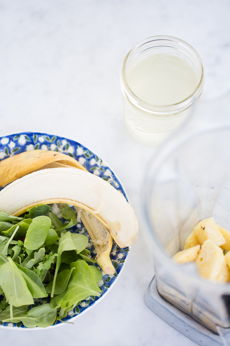 La piña, hojas verdes y plátano listos para hacer el smoothie.