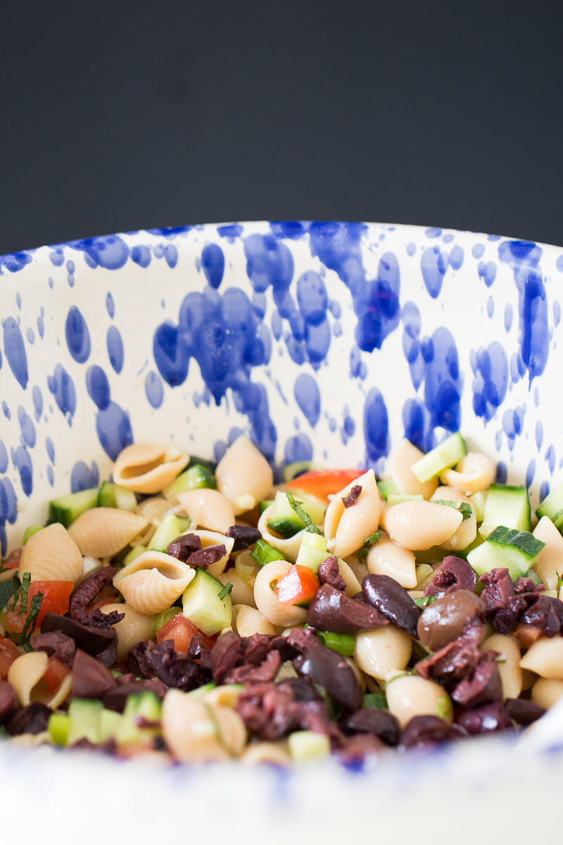 Ensalada mediterranea con pasta de garbanzo.