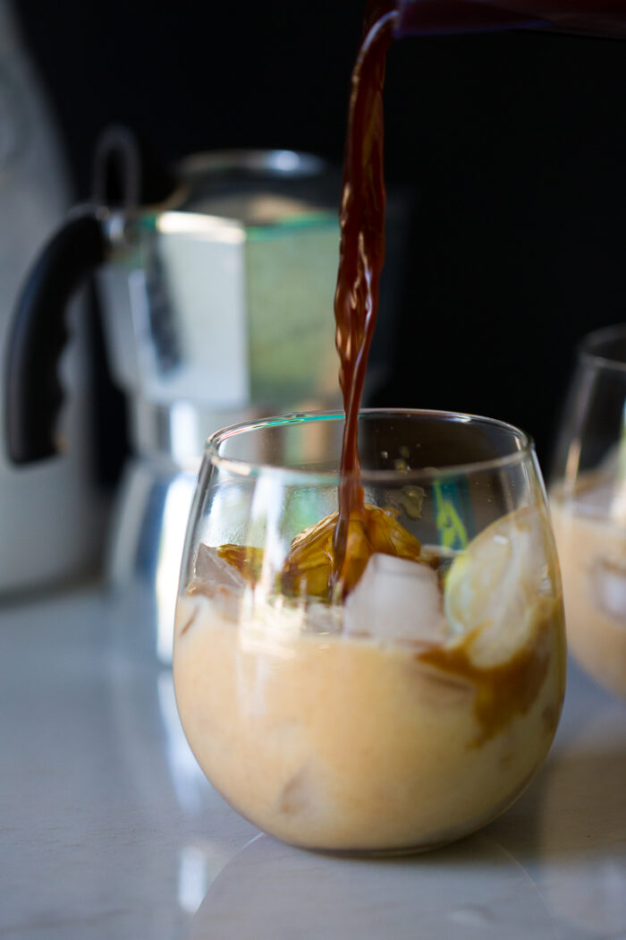 Café frío con leche de coco hecha en casa, endulzado de manera natural, con vainilla.