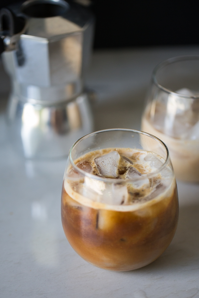 Café frío con leche de coco dulce hecha en casa, lo tienes