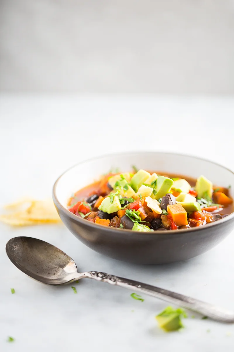 Chili con frijol negro y camote, vegano. Vegan black bean chili with sweet potato.