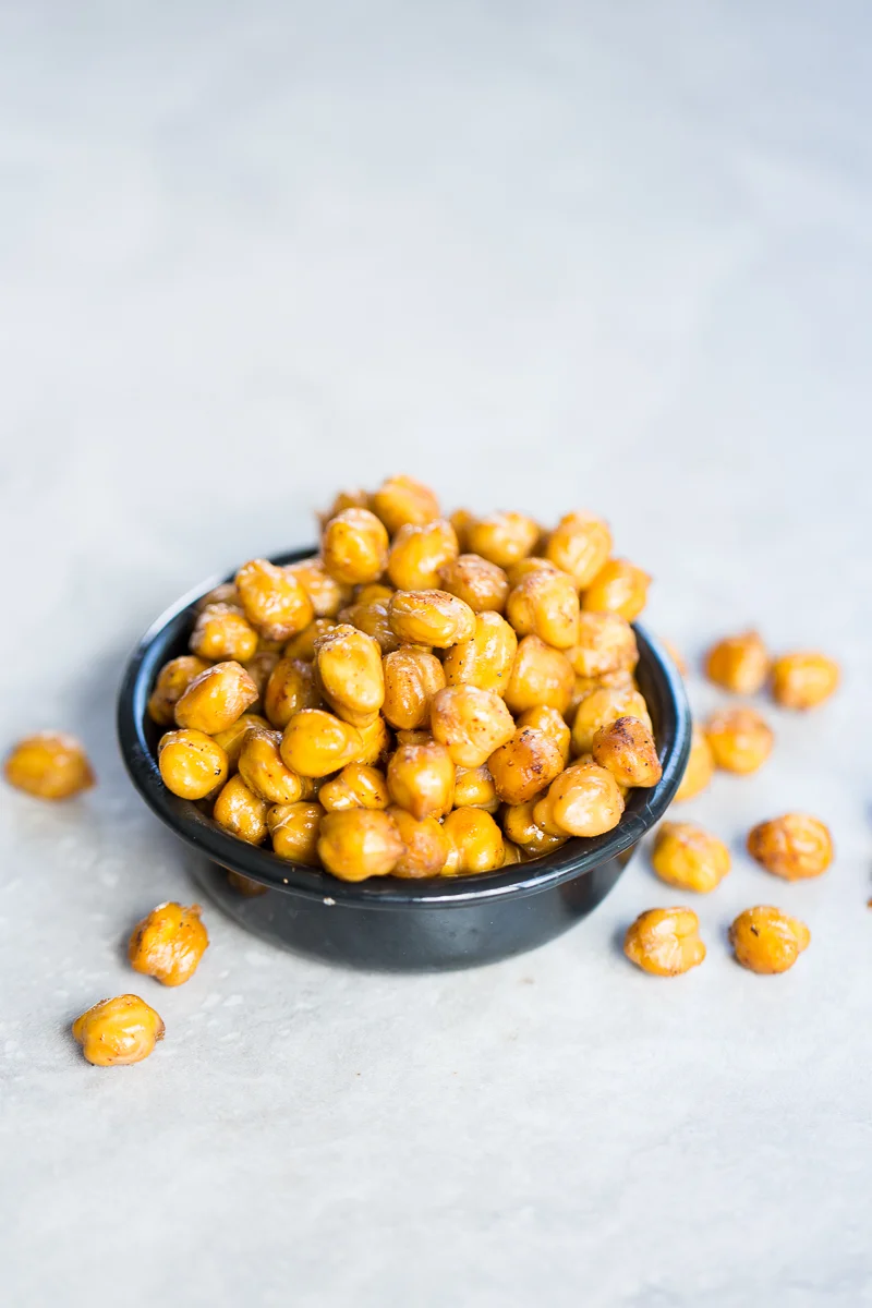 Garbanzos rostizados con chipotle, riquisimos de botana o arriba de una ensalada.