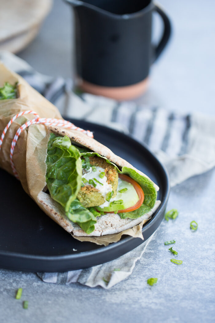 Falafel con cilantro en pita con salsa de tahini, vegano.Pita con falafel.