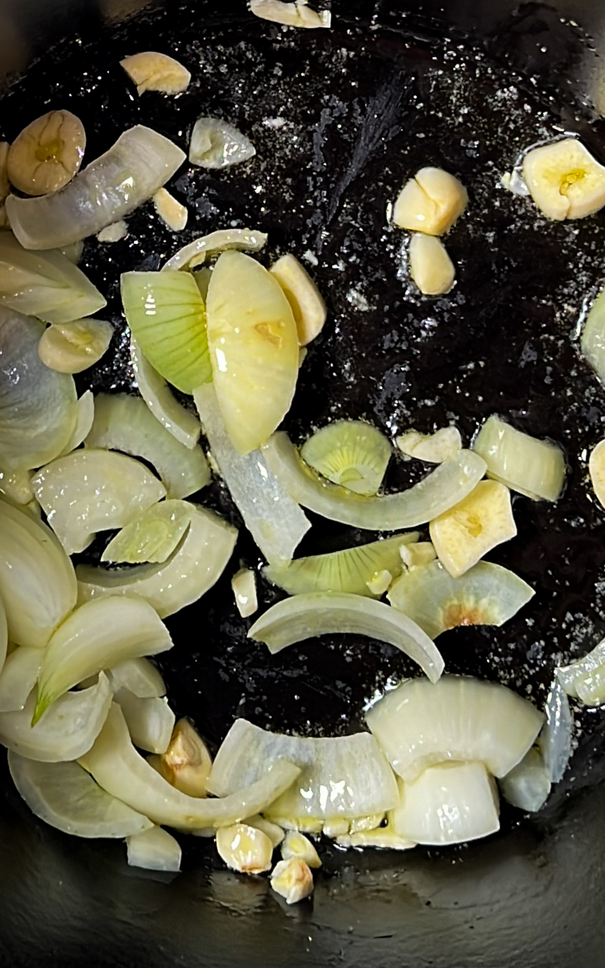 Saltear el ajo y la cebolla picados en una sartén para hacer sopa de calabaza.