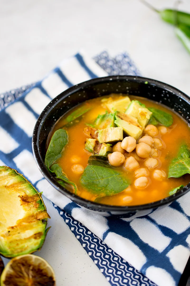 Sopa con garbanzos, espinacas y aguacate asado | Piloncillo&Vainilla