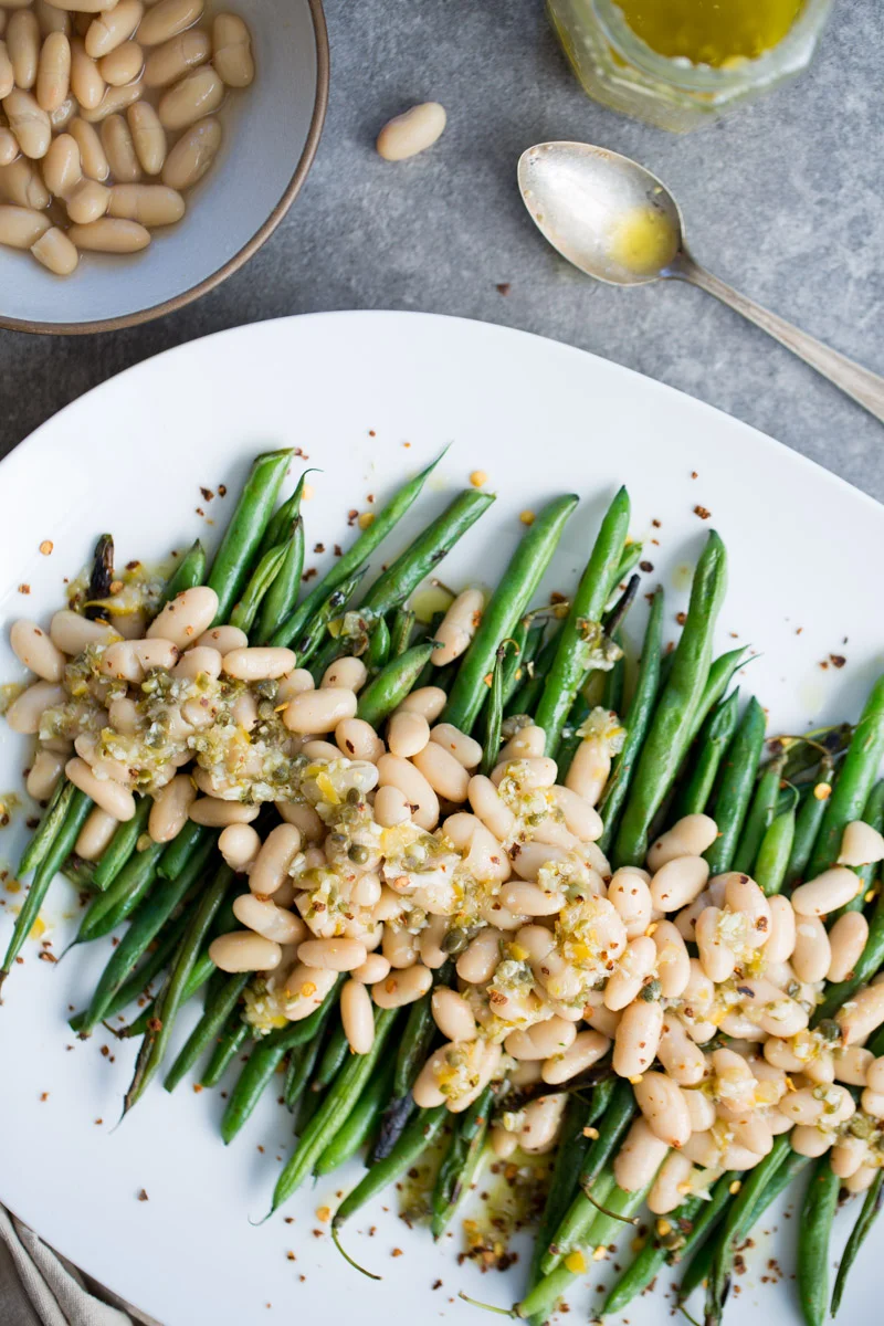 Receta de ensalada de ejotes asados y alubias con aderezo de limón susper rica y bien fácil de hacer. (via piloncilloyvainilla.com)