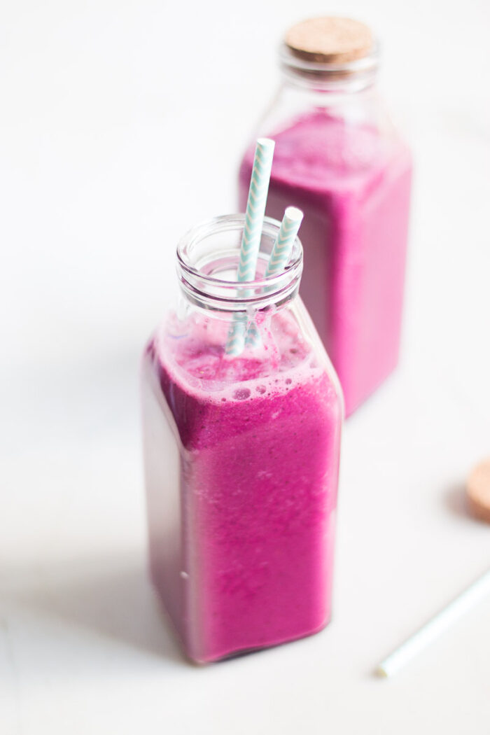 Receta para hacer un smoothie rosa lleno de vitaminas y minerales.