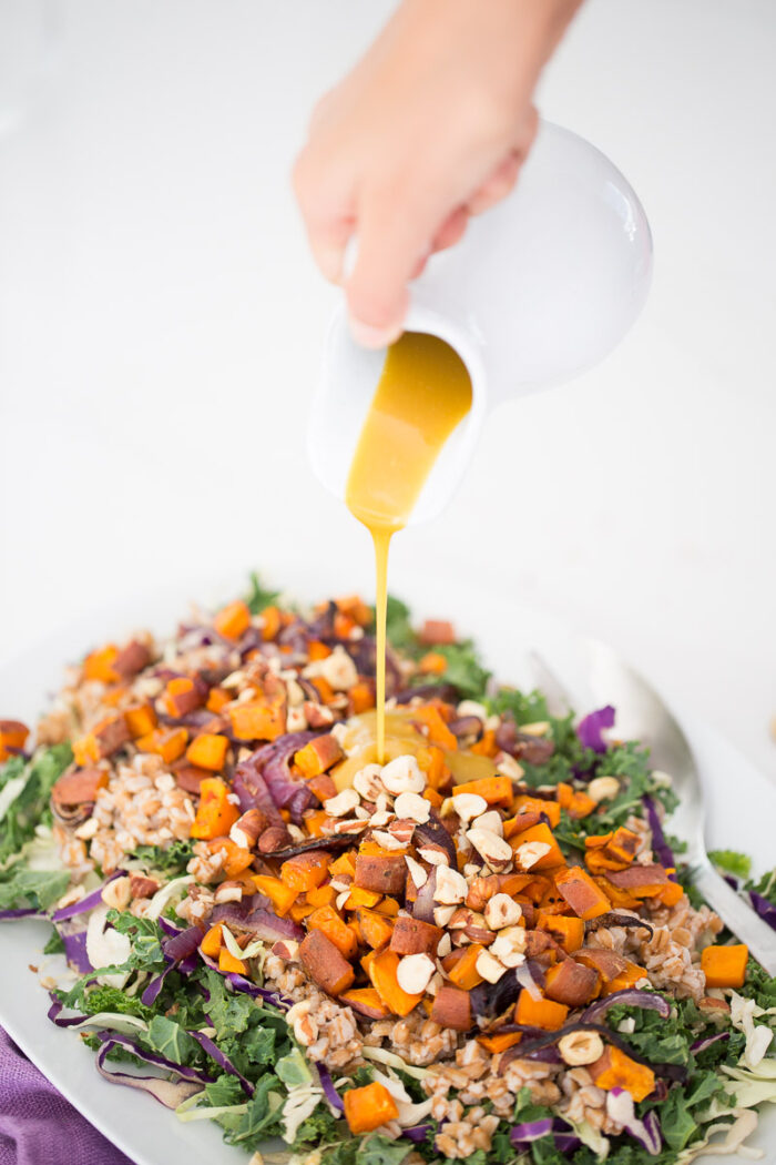 Receta de ensalada de otoño con aderezo honey-mustard vegano.