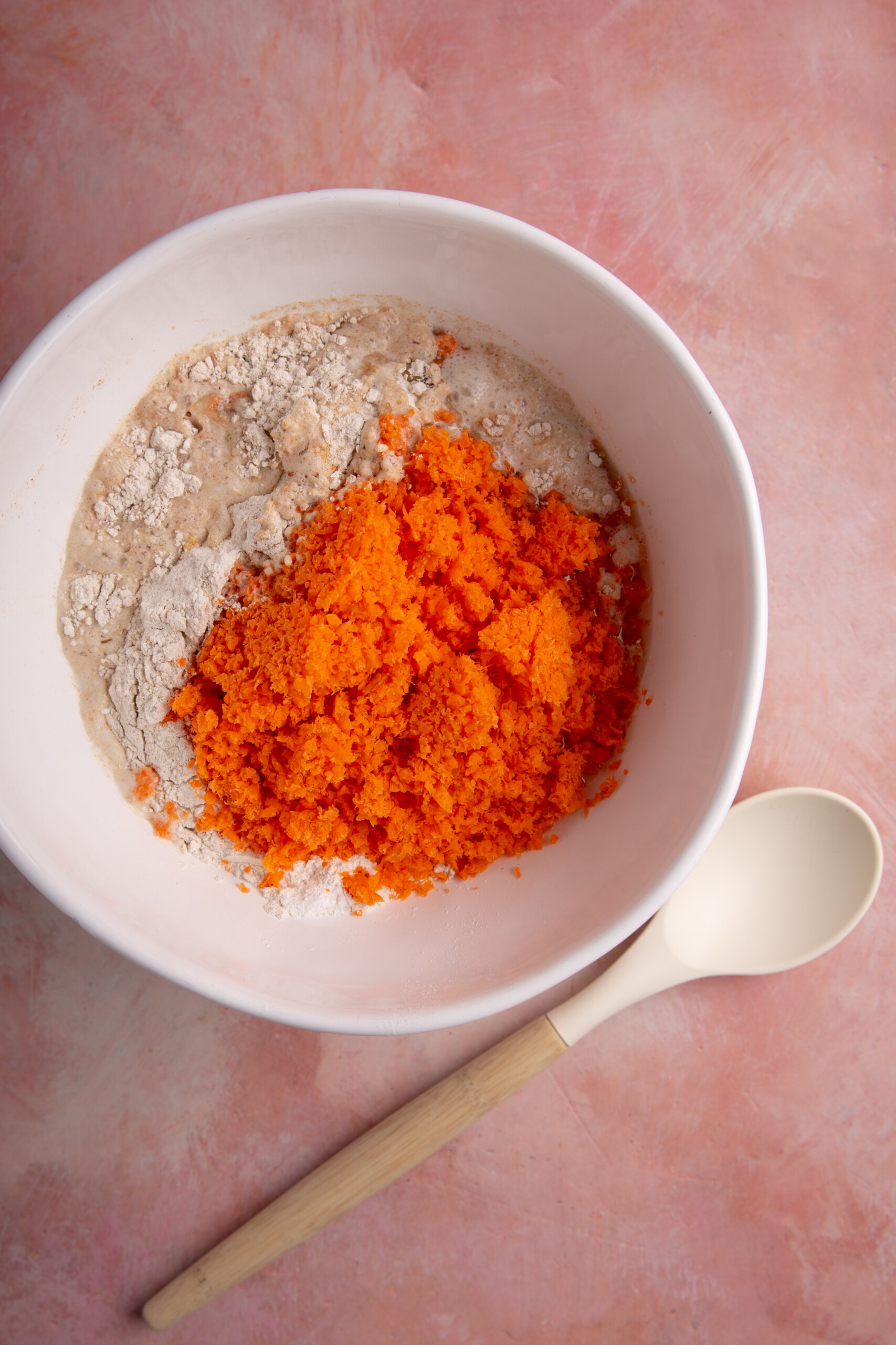 tazon con mezcla para pastel y zanahoria rallada