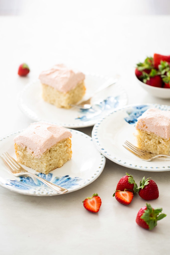 Pastel vegano con betun de fresa