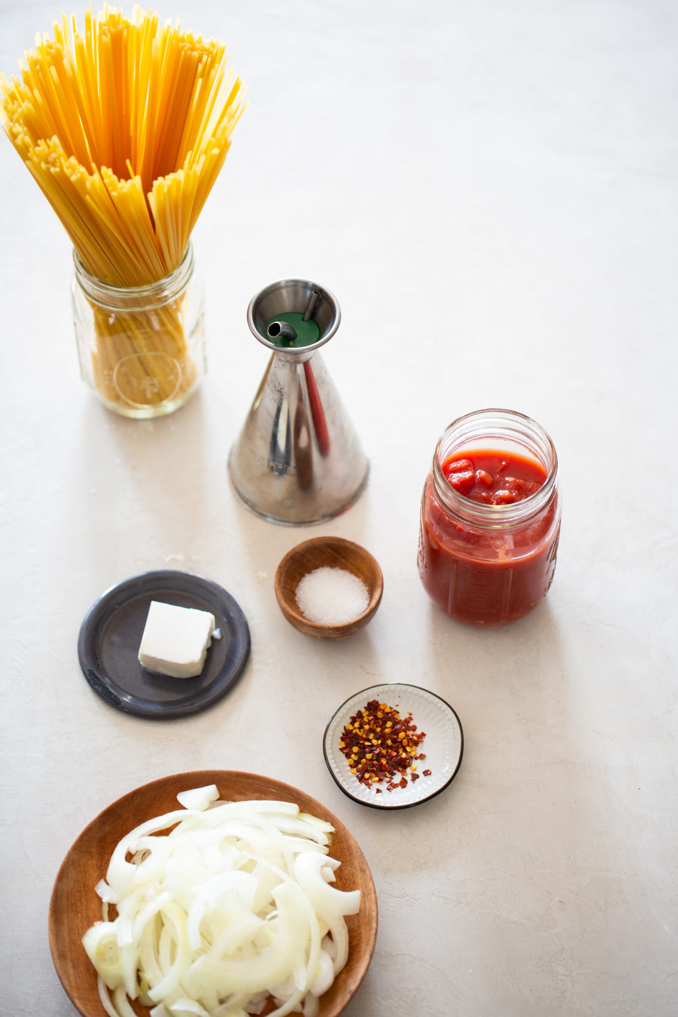 Pasta con tomate y cebolla en una sola olla