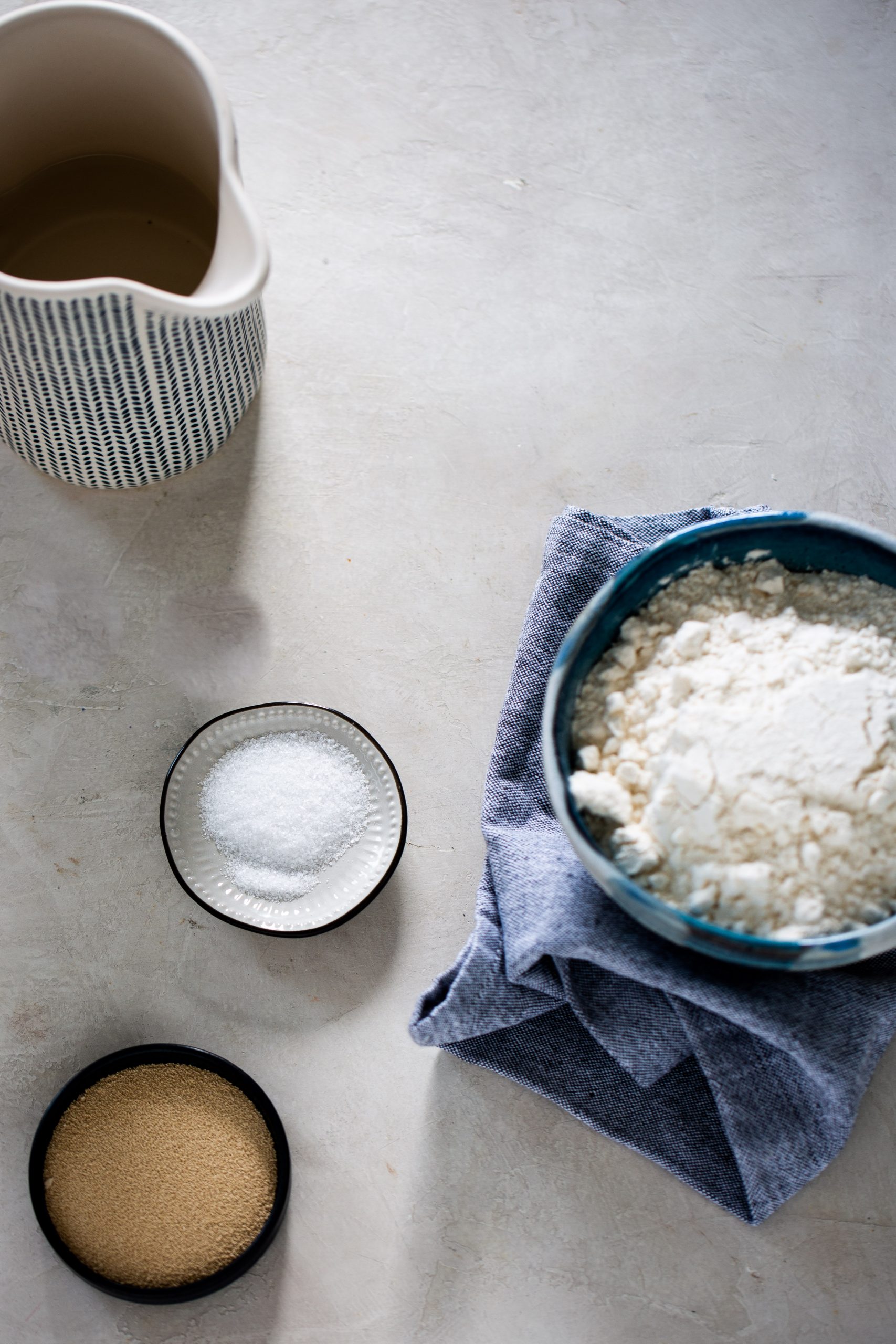 harina, agua y levadura para hacer masa de pizza