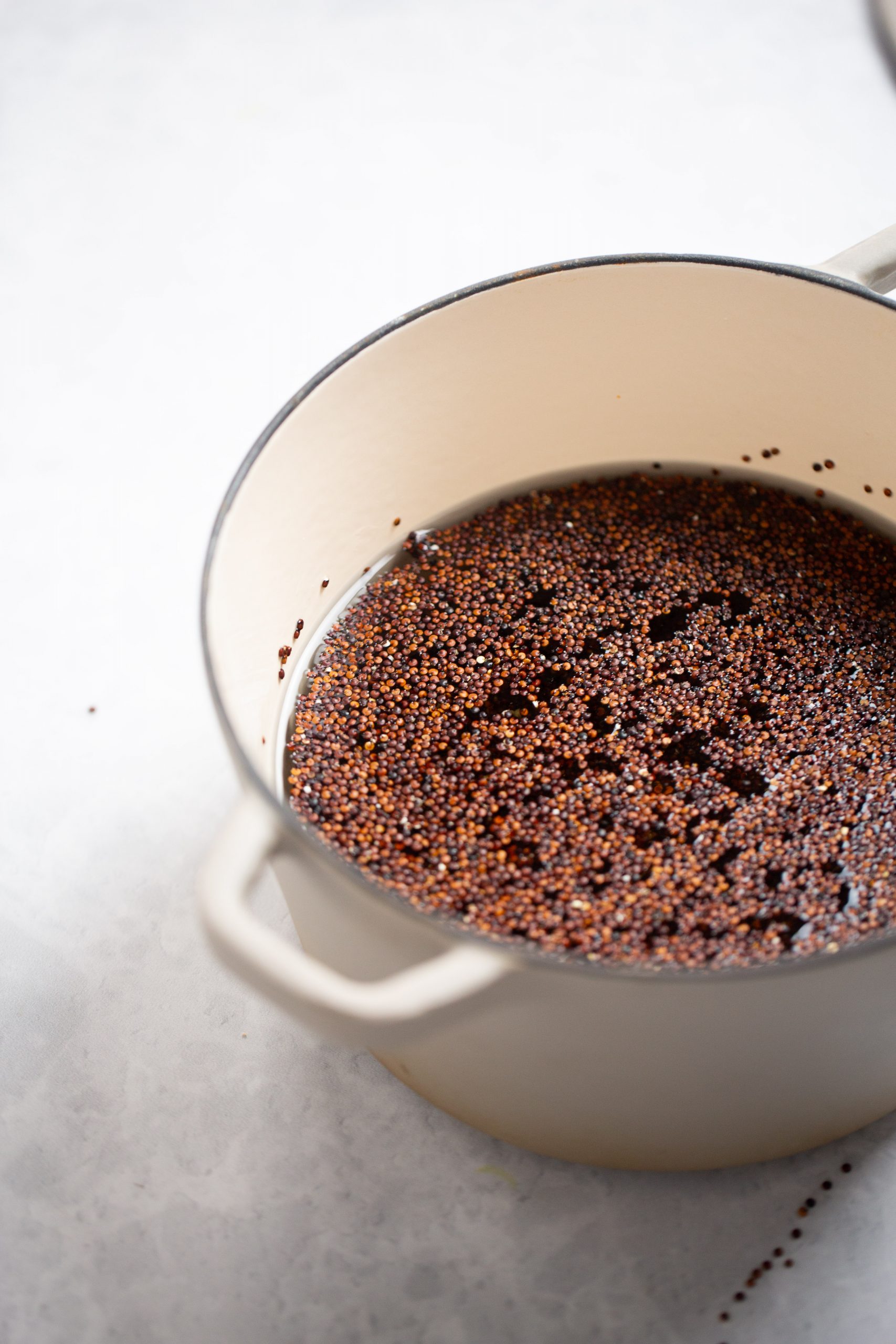 Quinoa y agua en una olla de hierro forjado