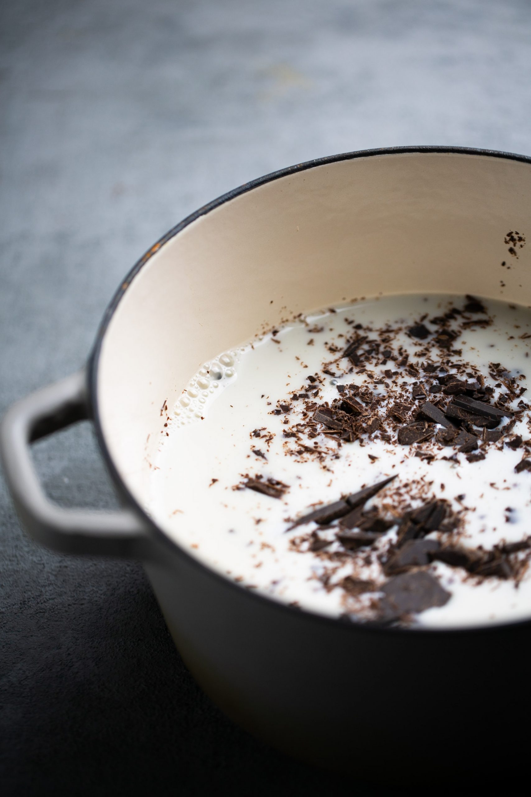 Olla con leche y pedazos de chocolate caliente