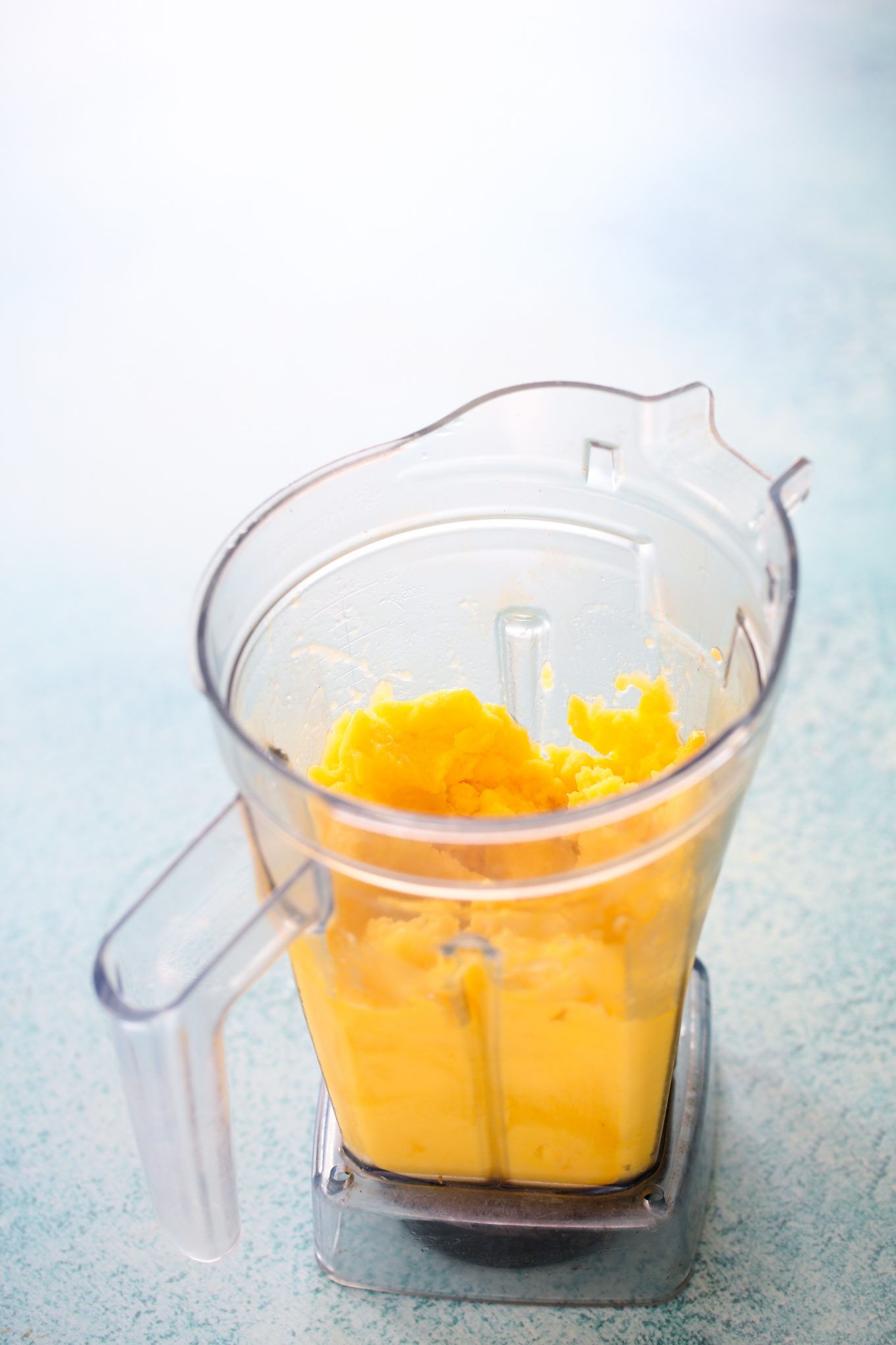 mango congelado licuado en el vaso de una licuadora