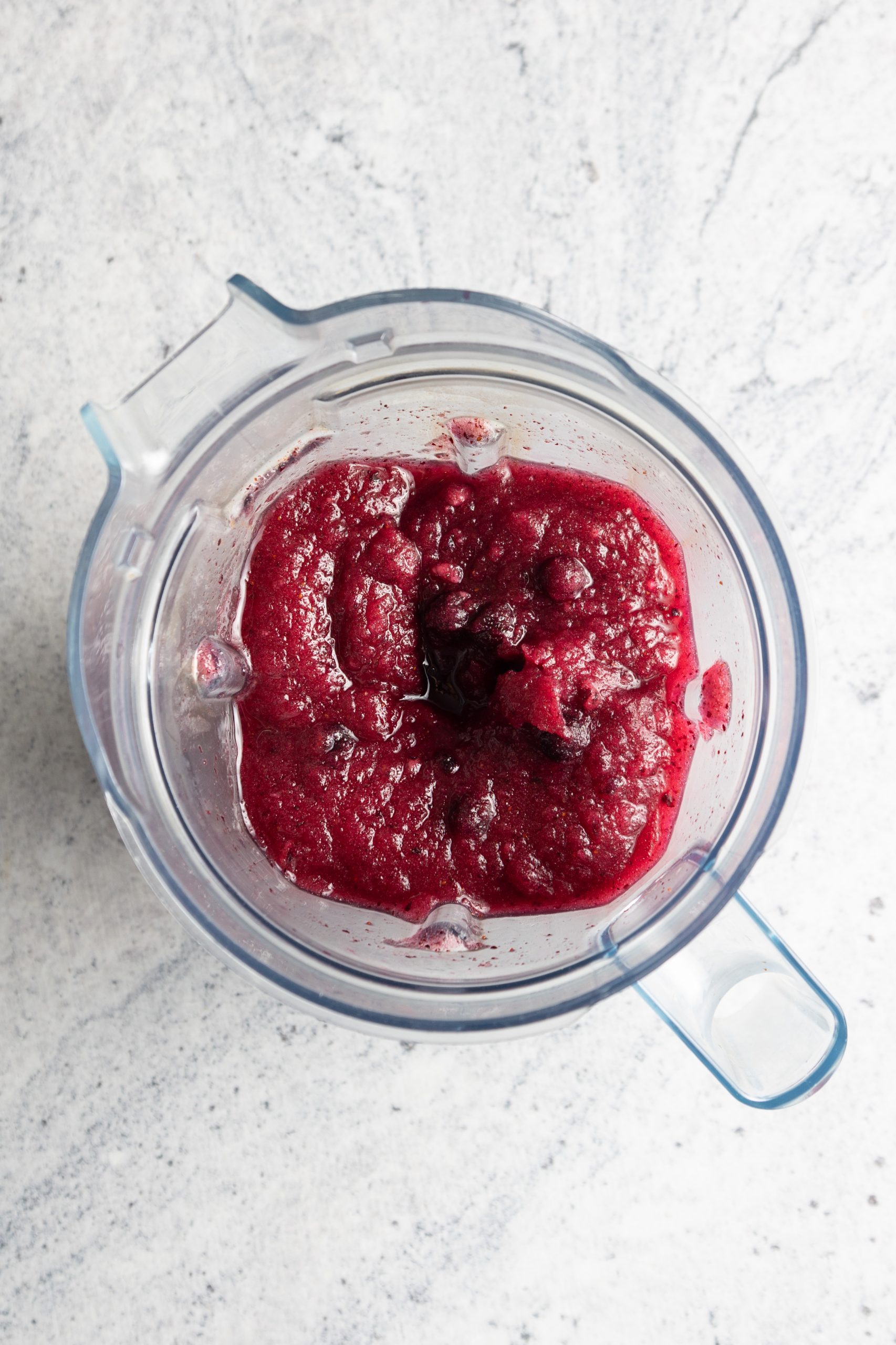 frappe de vino blanco con moras en vaso de licuadora