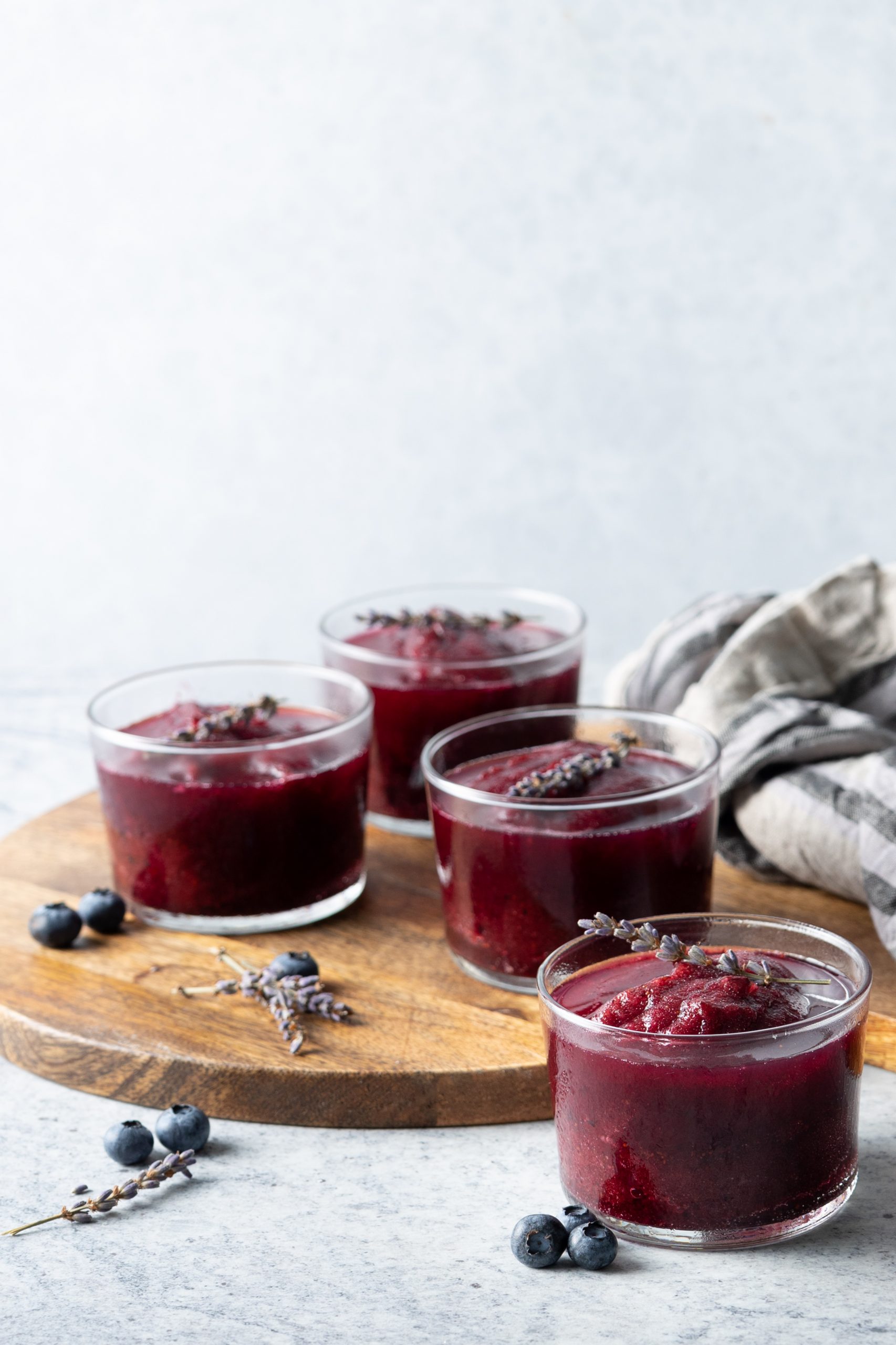 frappe de vino blanco con moras en cuatro vasos