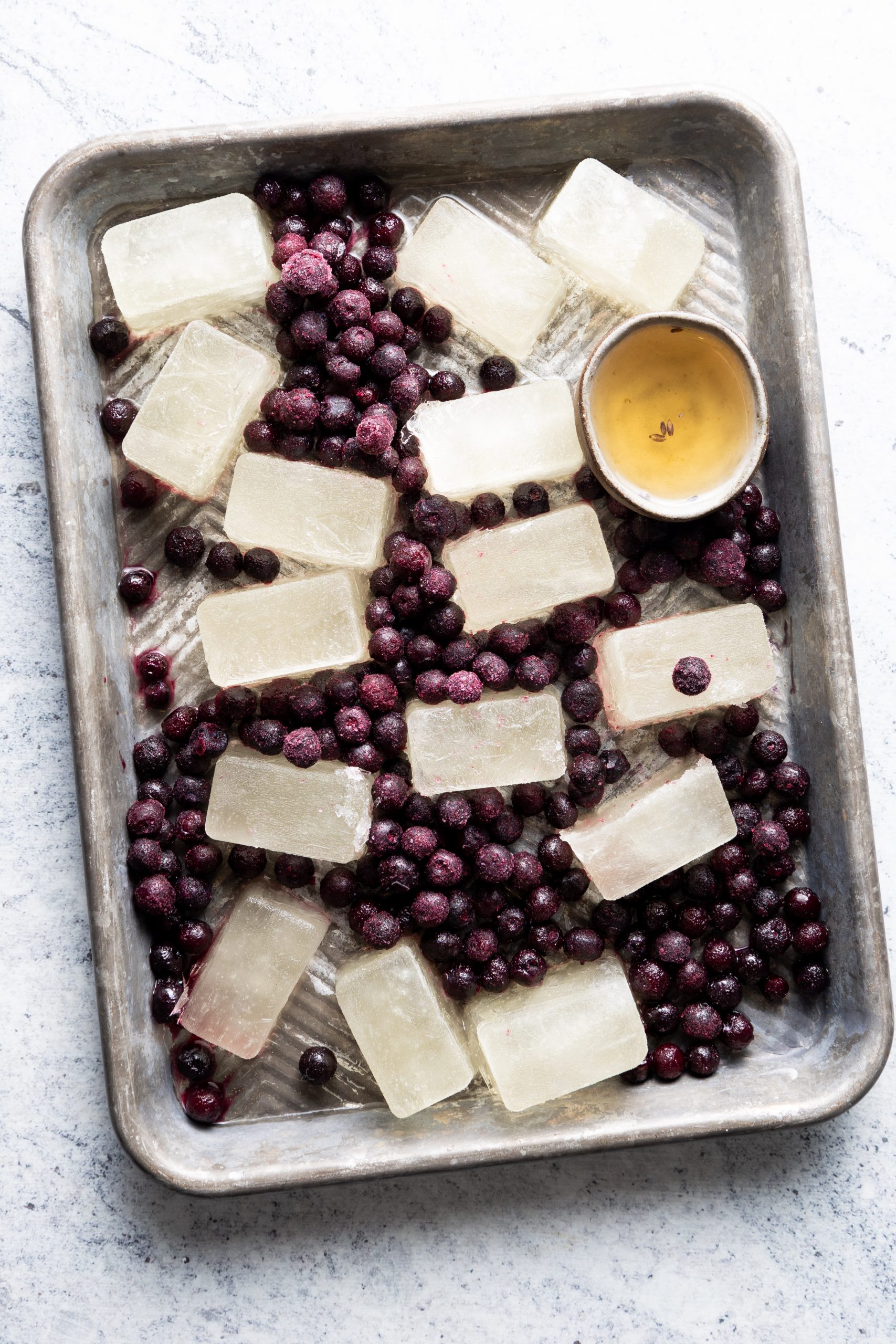 hielo de vino blanco y moras azules congeladas