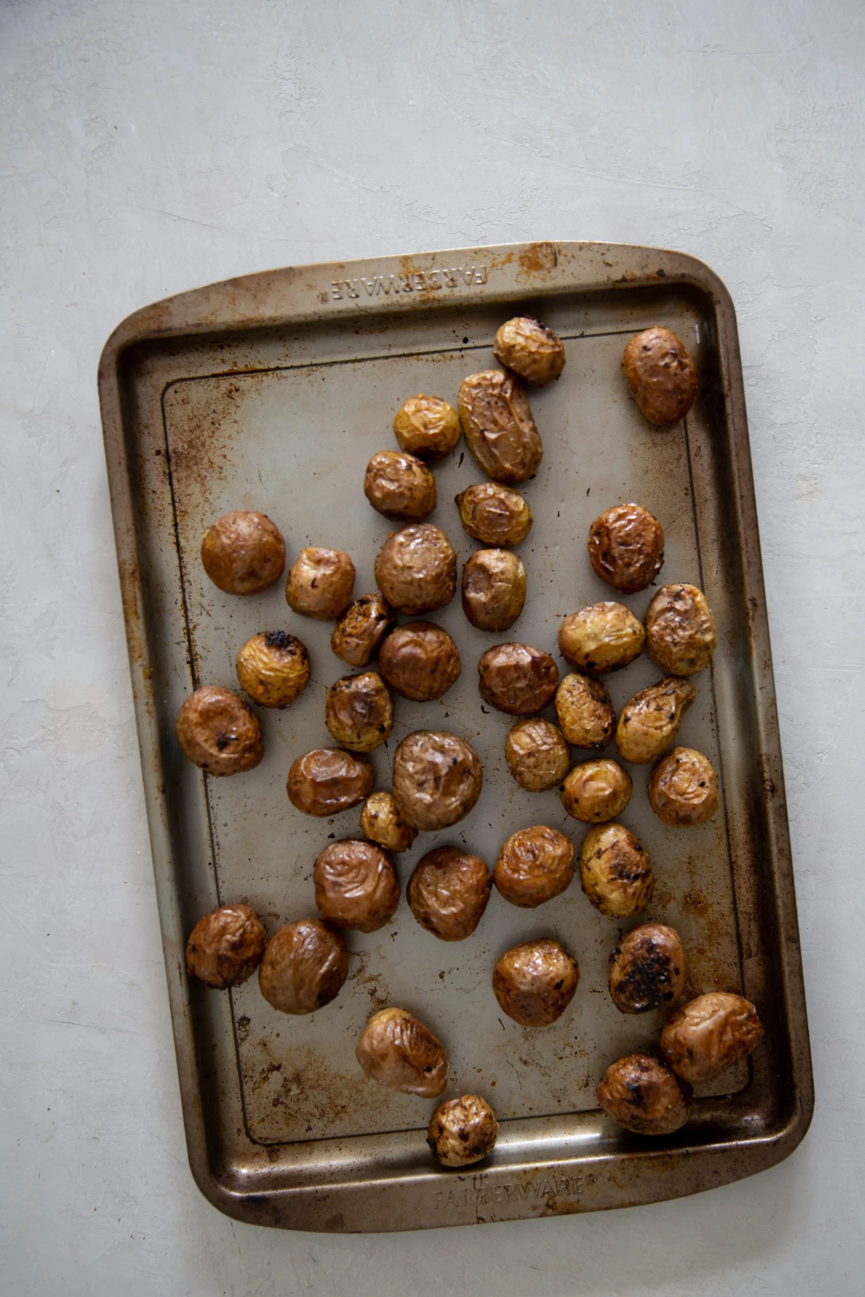 papas rostizadas sobre una charola