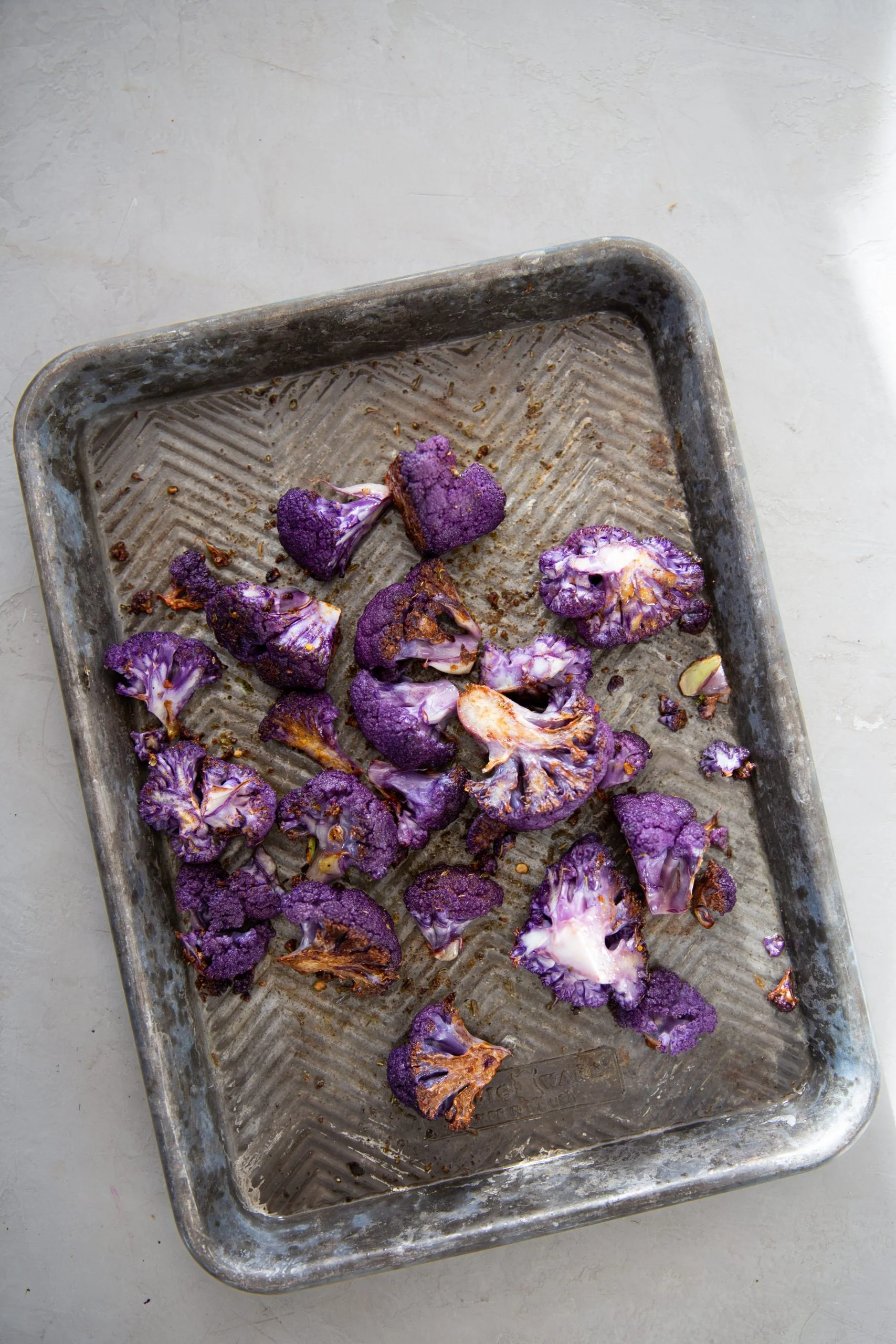 coliflor morada rostizada en una charola para horno.