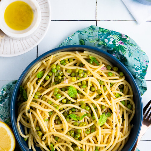 Una ensalada de pasta con limón y chicharos.