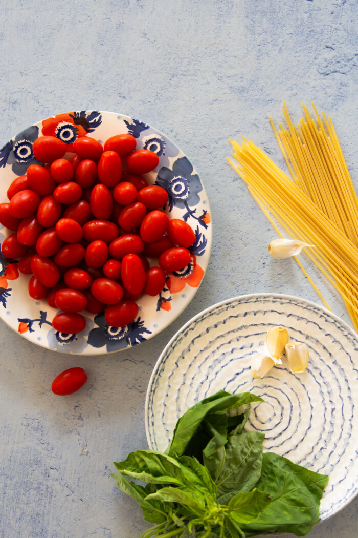 pasta con tomates cherry y albahaca, receta vegana
