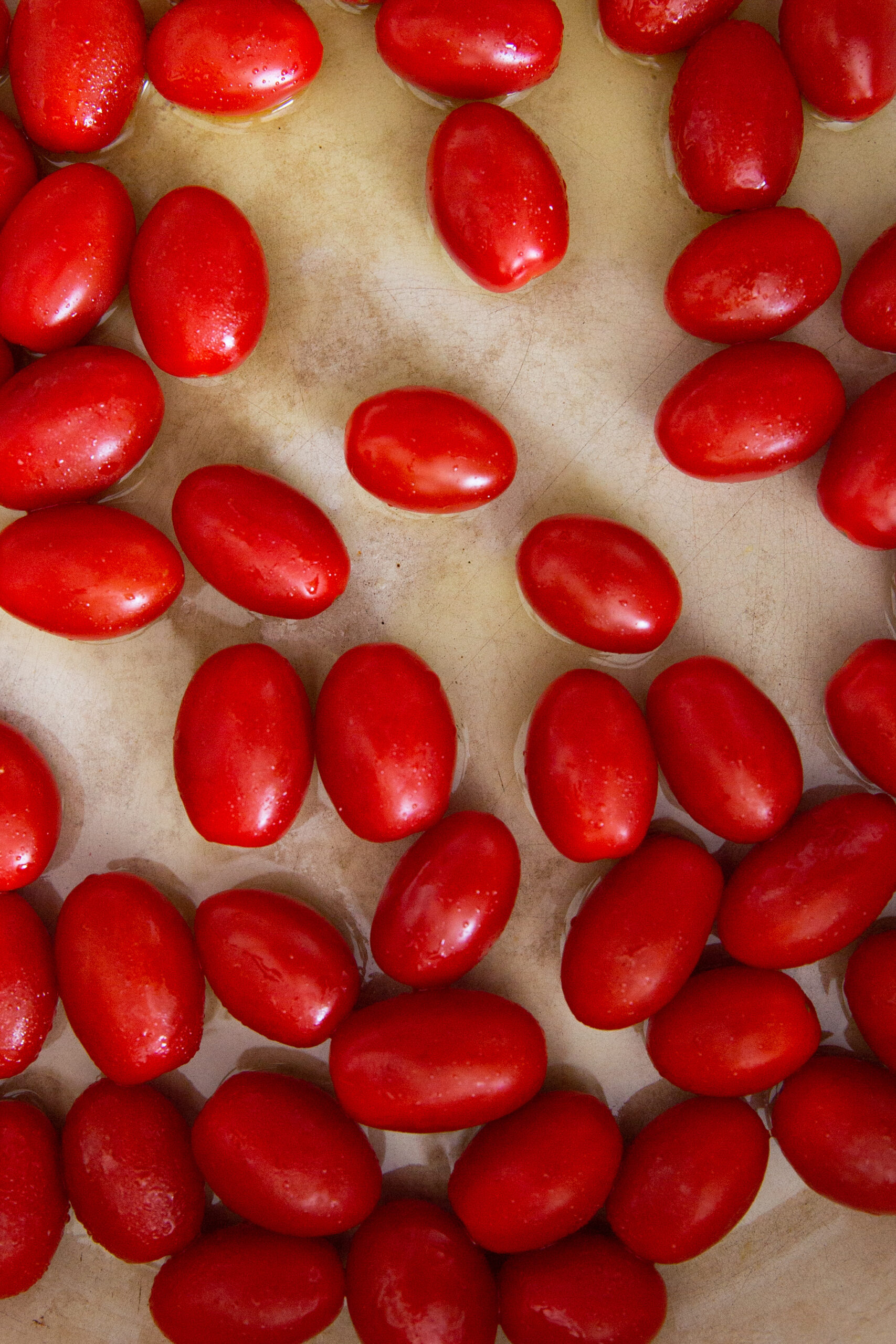 tomates cherry crudos en una olla de hierro forjado