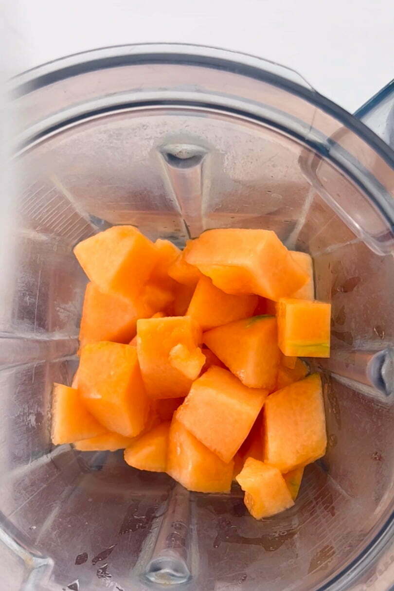 melon cortado en el vaso de la licuadora