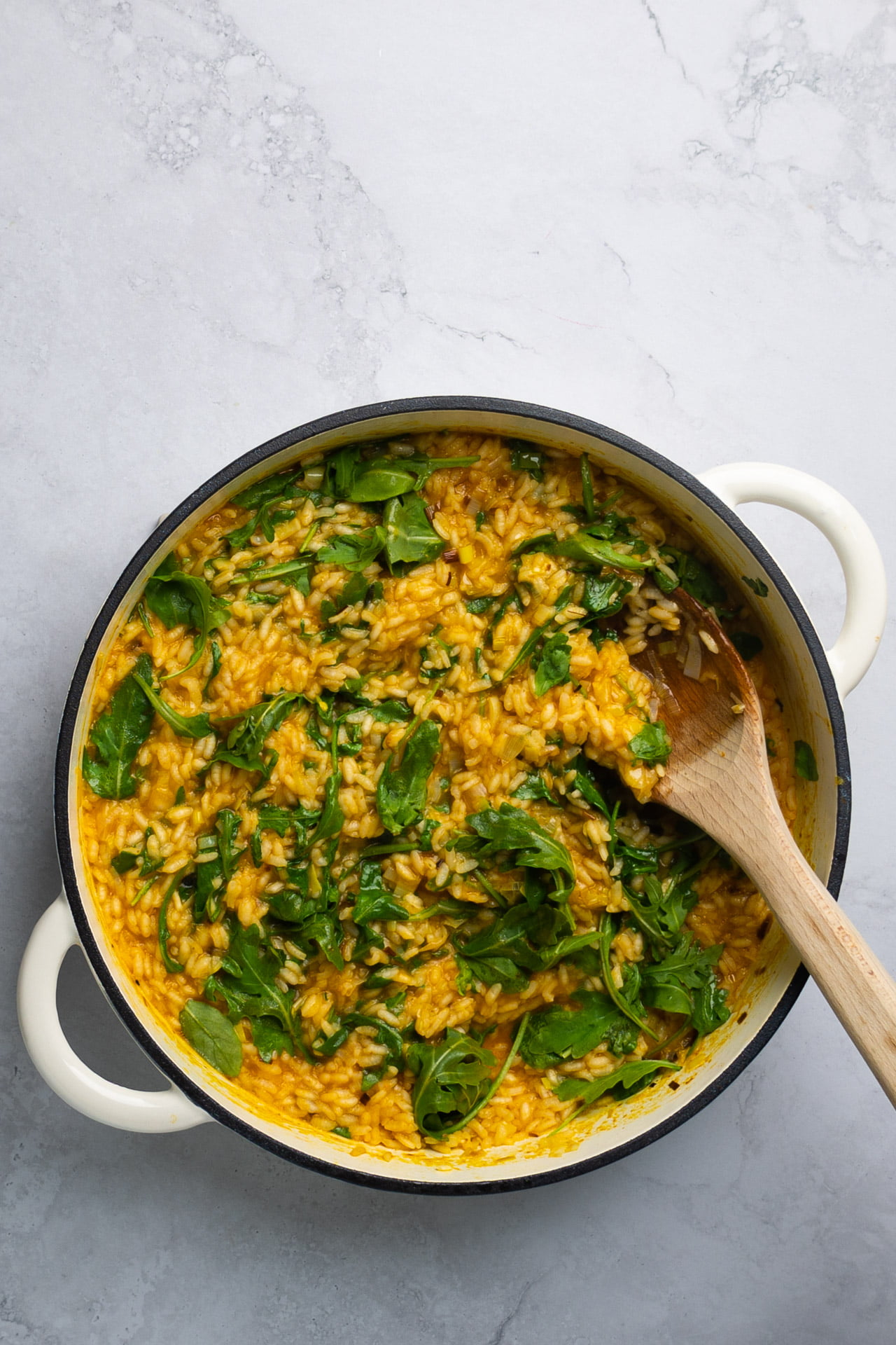 risotto de calabaza en cazuela blanca de hierro fundido