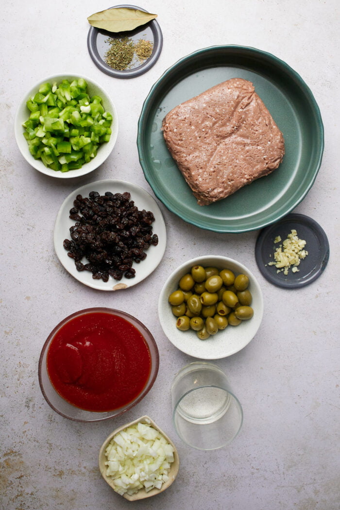 carne picada vegana, aceitunas, pasas, pimiento verde, ajo y salsa de tomate a medida para hacer picadillo cubano.