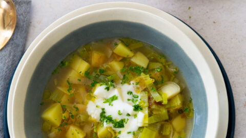 Disfruta de esta sopa mexicana de poro y papa ¡Fácil y deliciosa!