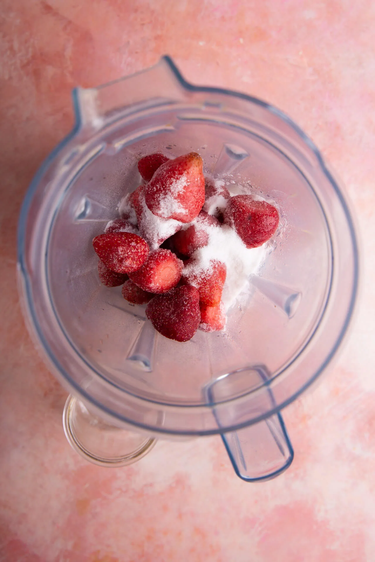 fresas y azucar en la licuadora