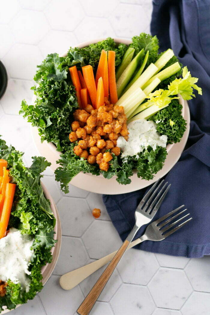 Ensalada con garbanzos buffalo y ranch hecho en casa- Piloncillo y Vainilla