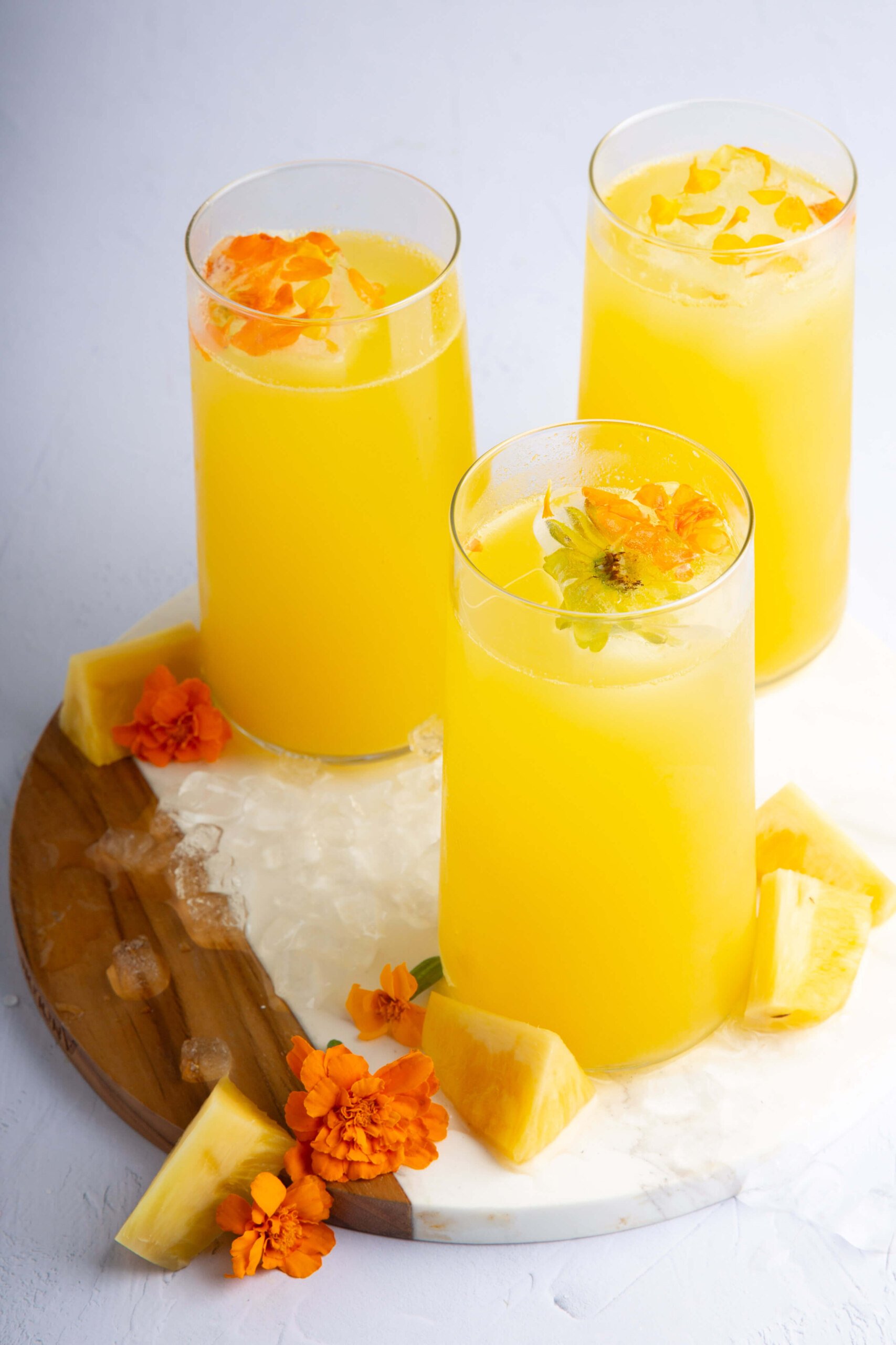 agua de piña servida en tres vasos altos