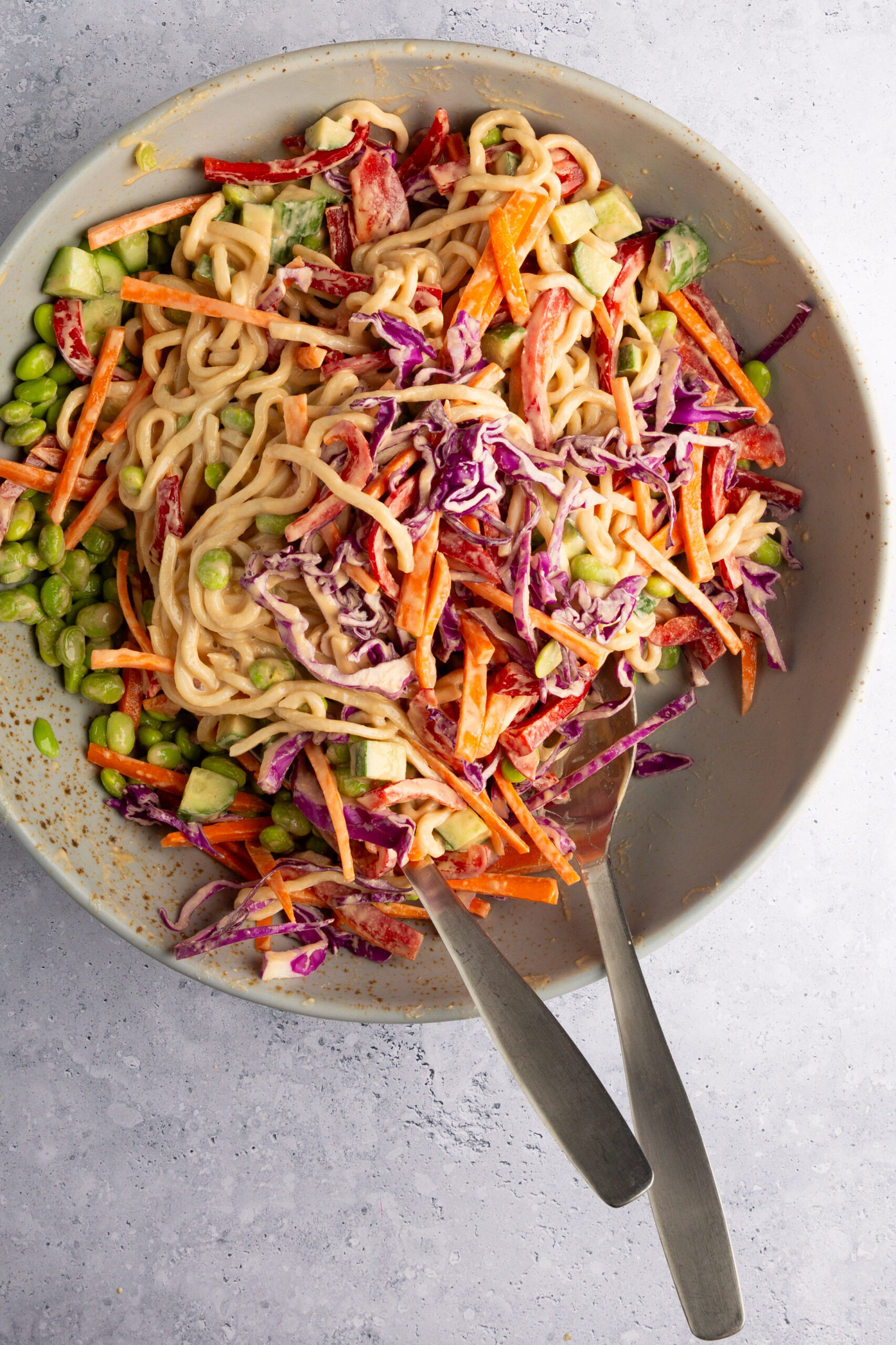 La ensalada vegana de fideos asiáticos es perfecta. Con verduras frescas y crujientes y un aliño picante de anacardos