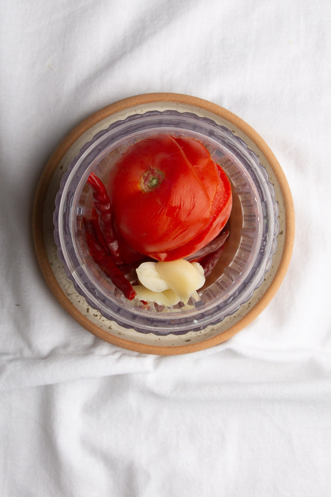 Hay un tomate en un plato.