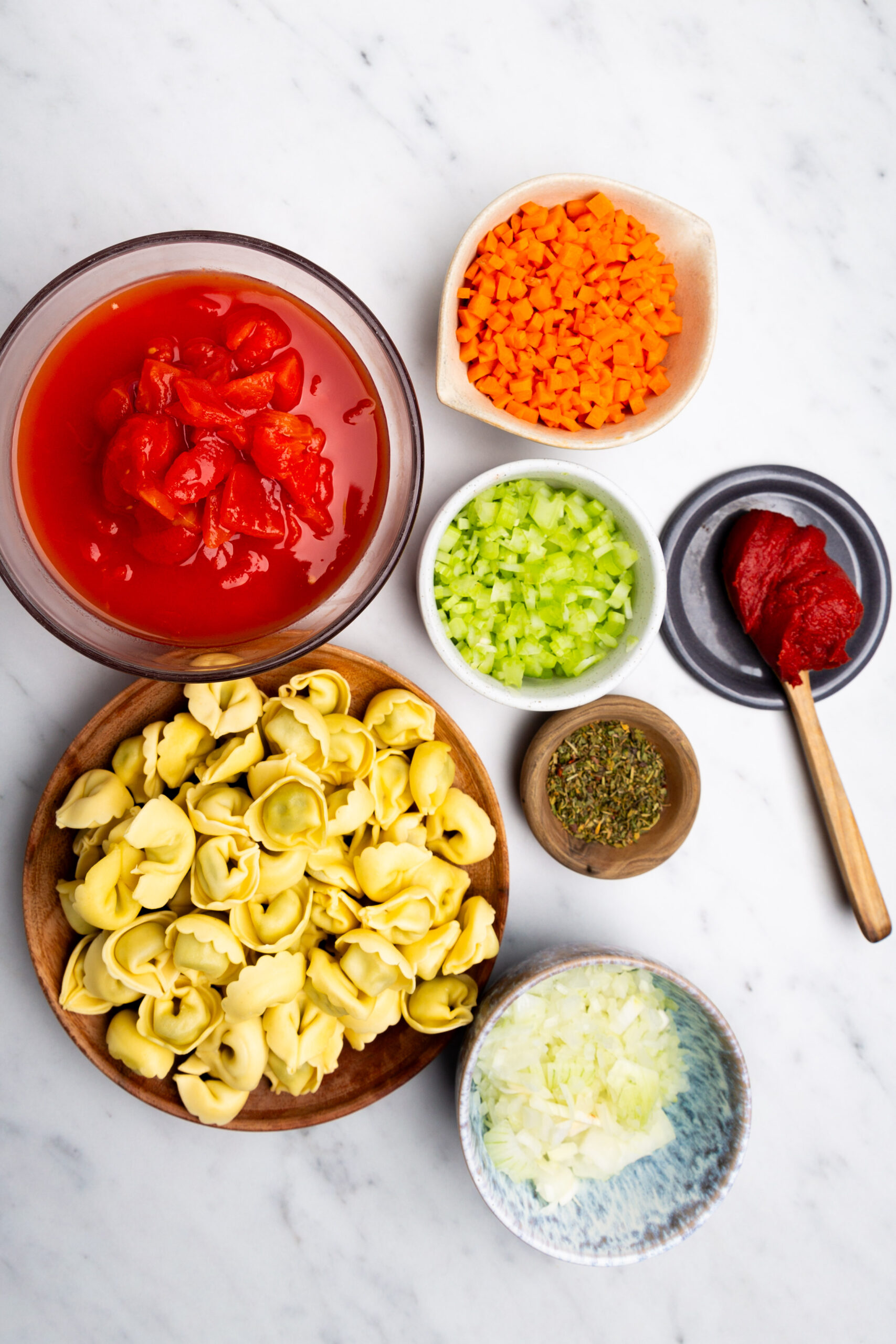 Descripción: Ingredientes para una sopa de tortellini saludable y rápida en salsa de tomate.
