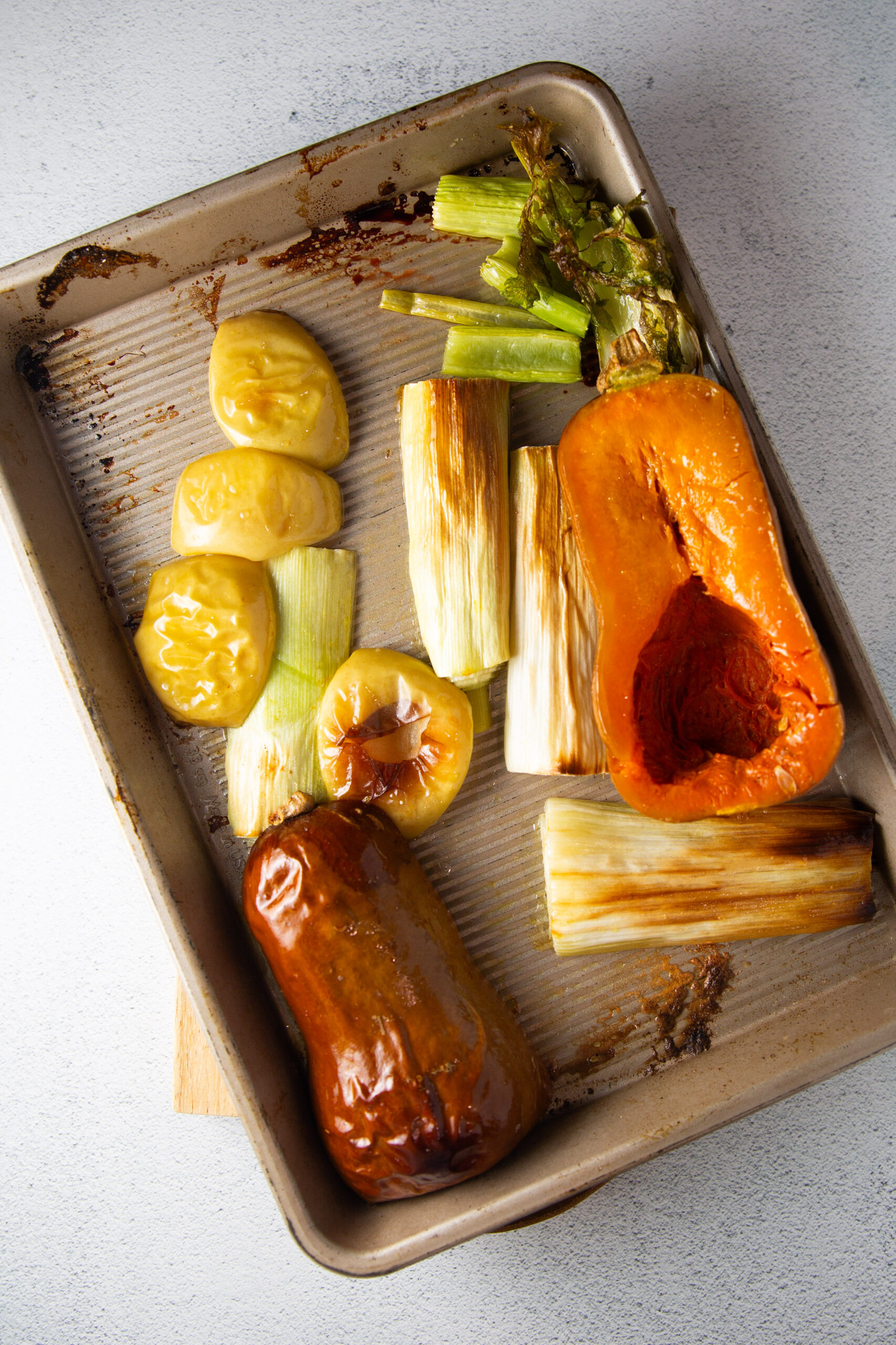 Receta de verduras asadas en una bandeja de horno.