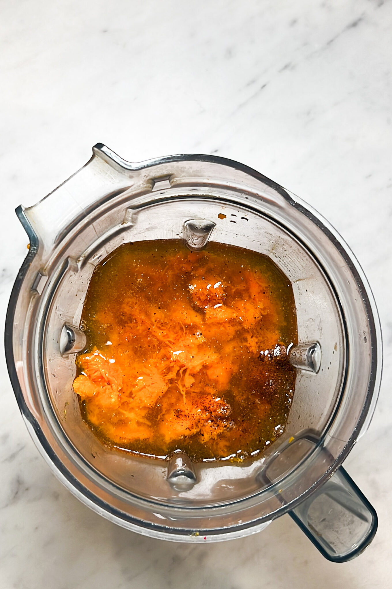 Una receta de sopa de calabaza fácil de preparar servida en un bol de cristal lleno de delicias líquidas y saludables.