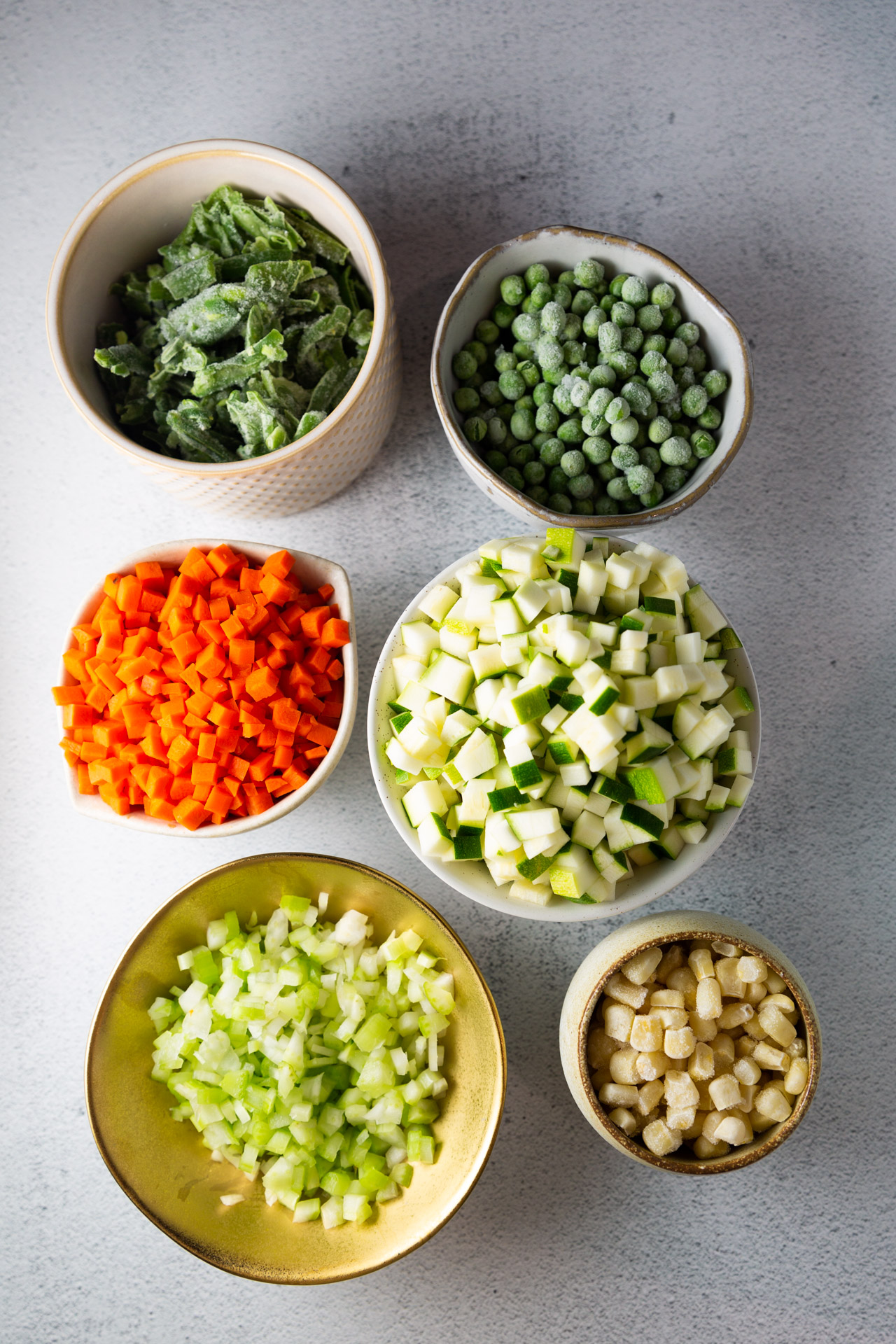 Variedad de verduras saludables en cuencos sobre una mesa.
