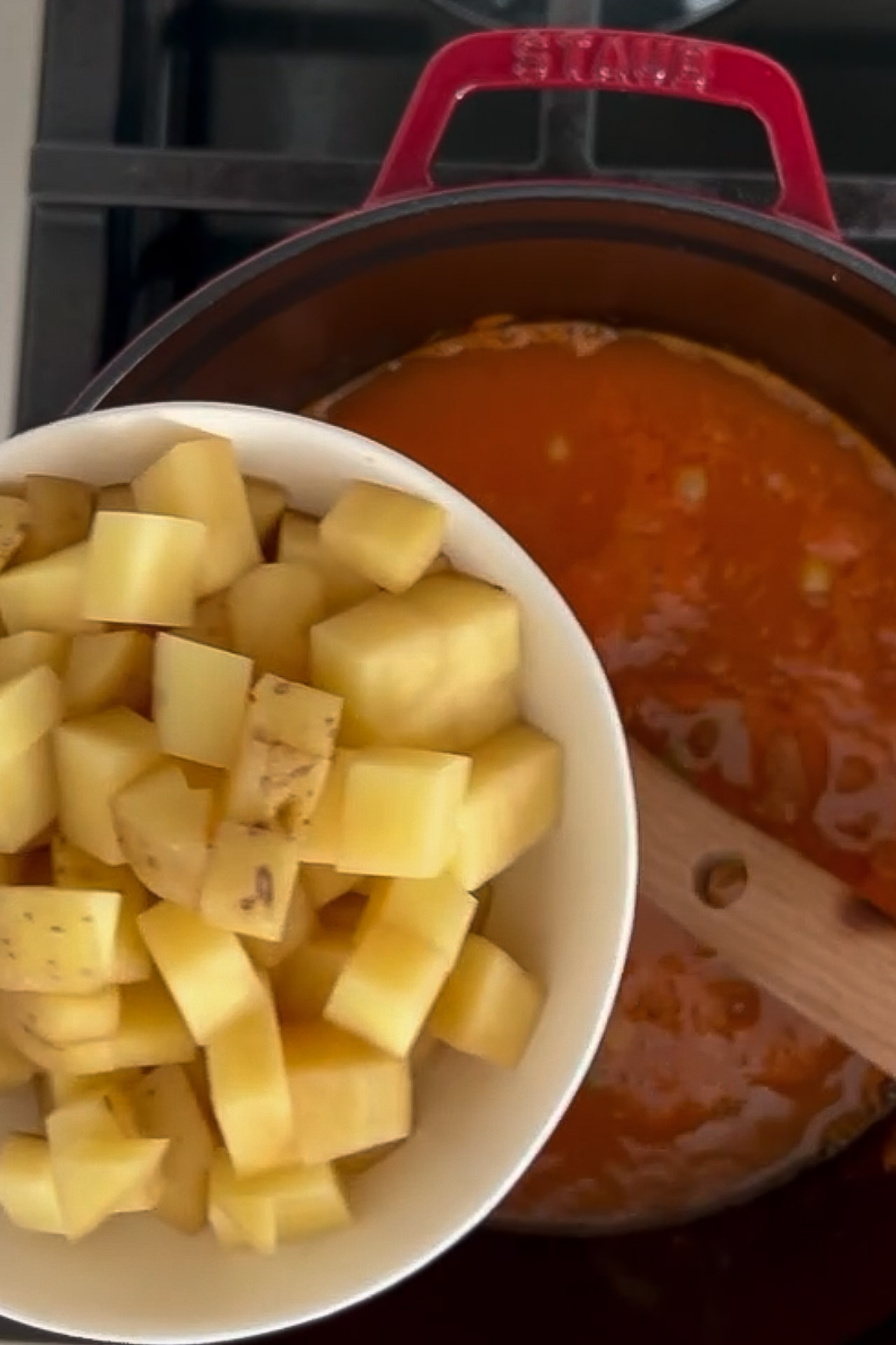 Una fácil y sana Sopa De Verduras al fuego, rellena de patatas y salsa.