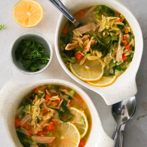 Descripción: Dos platos de sopa vegana de pollo con limón.