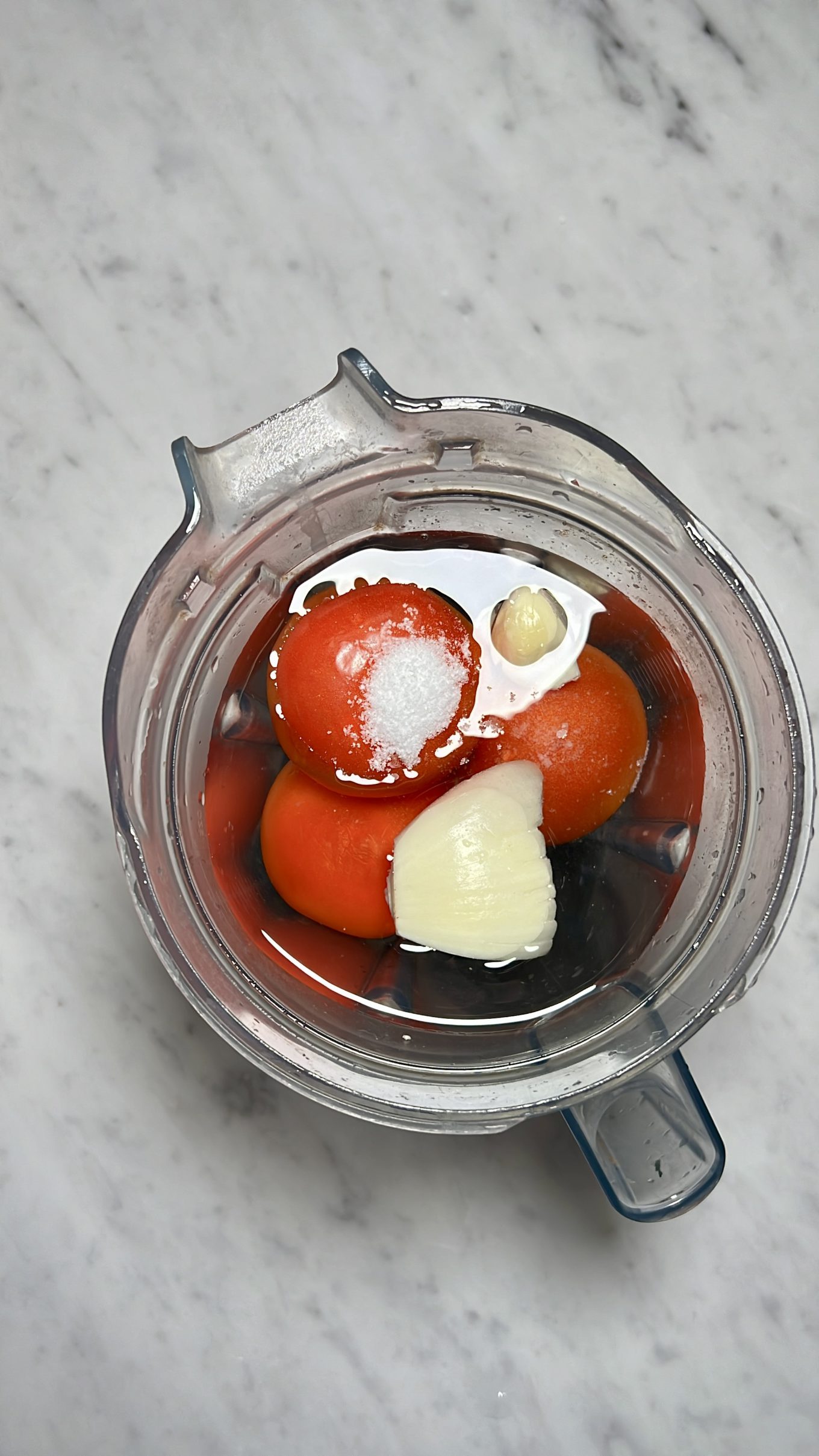 Sopa de albóndigas vegana con tomate y ajo en bol de cristal.